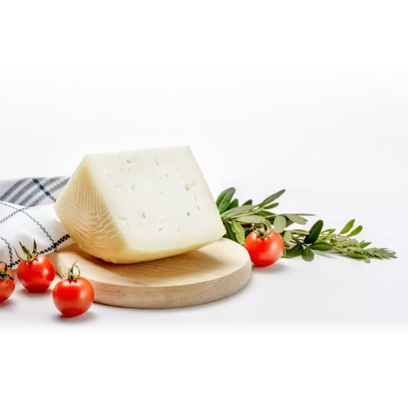 Brigante Pecorino Sardo Fresco klassiek Caseificio Pinna brigante pecorino sardo fresco klassiek van caseificio pinna op houten plank met tomaat
