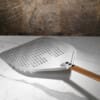 Geperforeerde Pizzaschep ‘WoodTech’ | Gi.Metal 7 Gi.Metal WoodTech Series perforated aluminium pizzaschep, blad 30x30 cm, steel 30 cm.