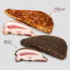 Guanciale in twee varianten: mild met zwarte peper en pikant met rode peper, geserveerd met aangesneden plakjes.