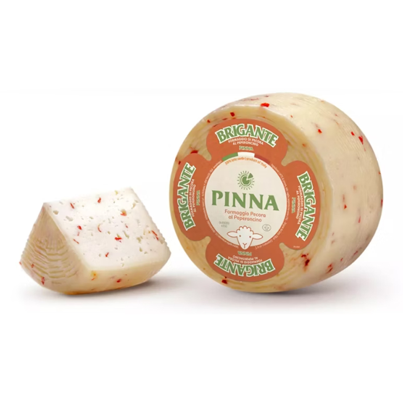 Brigante pikant wiel en punt Pinna Formaggi wiel brigante pecorino sardo pikant pinna formaggi met aangesneden punt en peperoncino