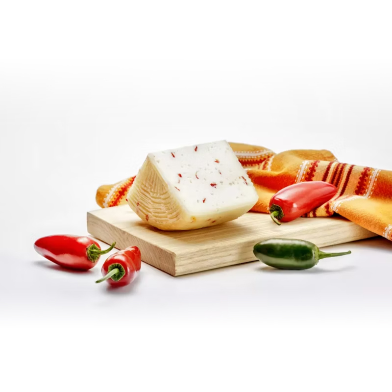 Brigante pecorino sardo pikant Caseificio Pinna brigante pecorino sardo pikant caseificio pinna aangesneden stuk met peperoncino
