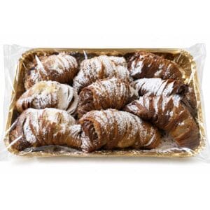 Negen Codine Scure van I Pasticcini met cacao-hazelnootcrème en poedersuiker, verpakt op een gouden dienblad.