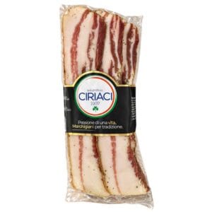 Vacuümverpakte pancetta a fette van Salumificio Ciriaci, met zwart-gouden etiket en Italiaanse driekleur.